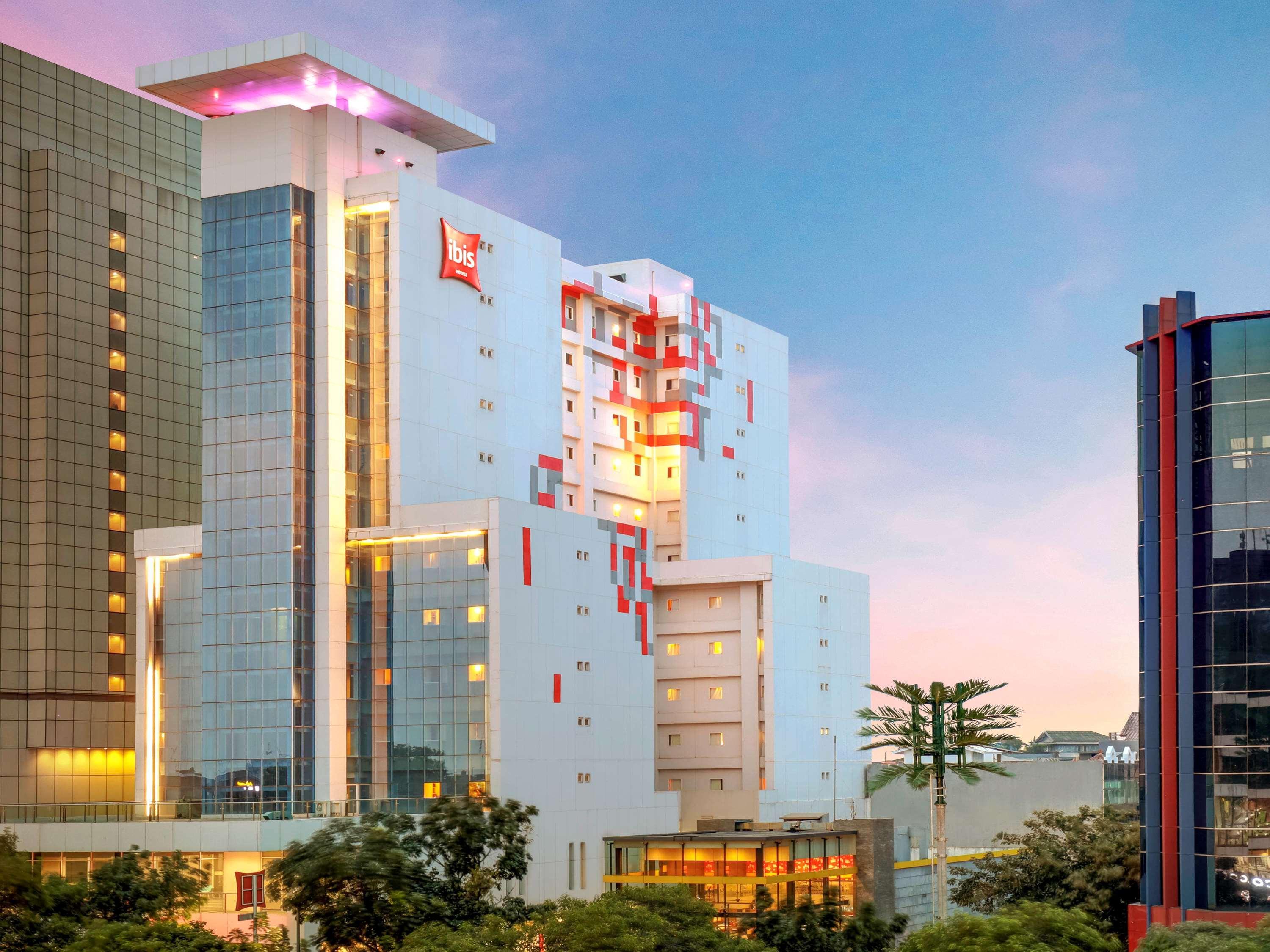 Ibis Jakarta Harmoni Exteriör bild