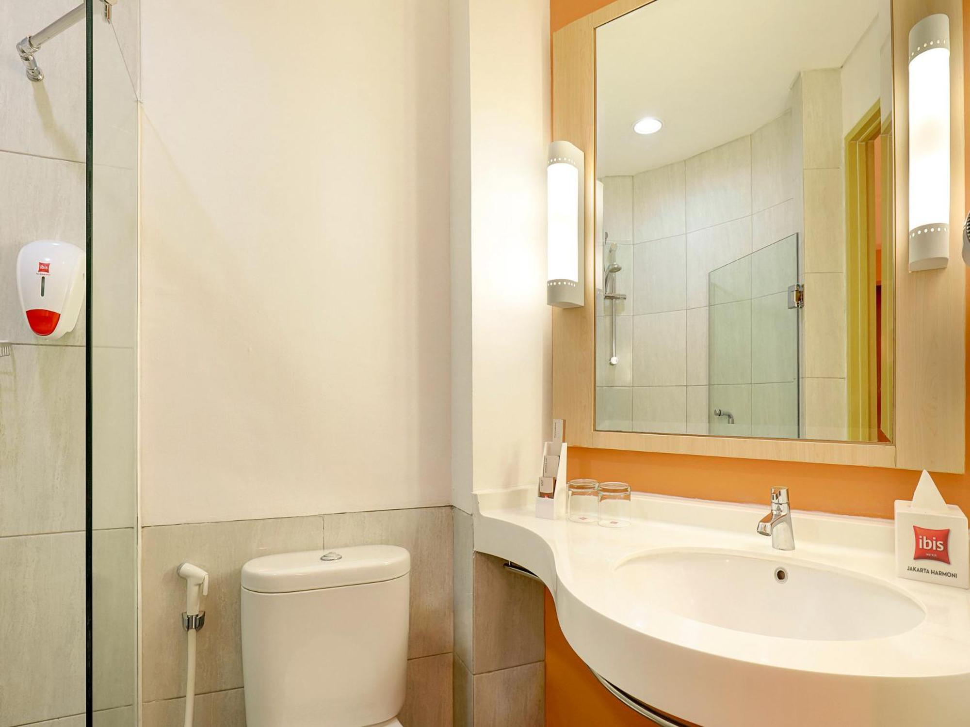 Ibis Jakarta Harmoni Exteriör bild