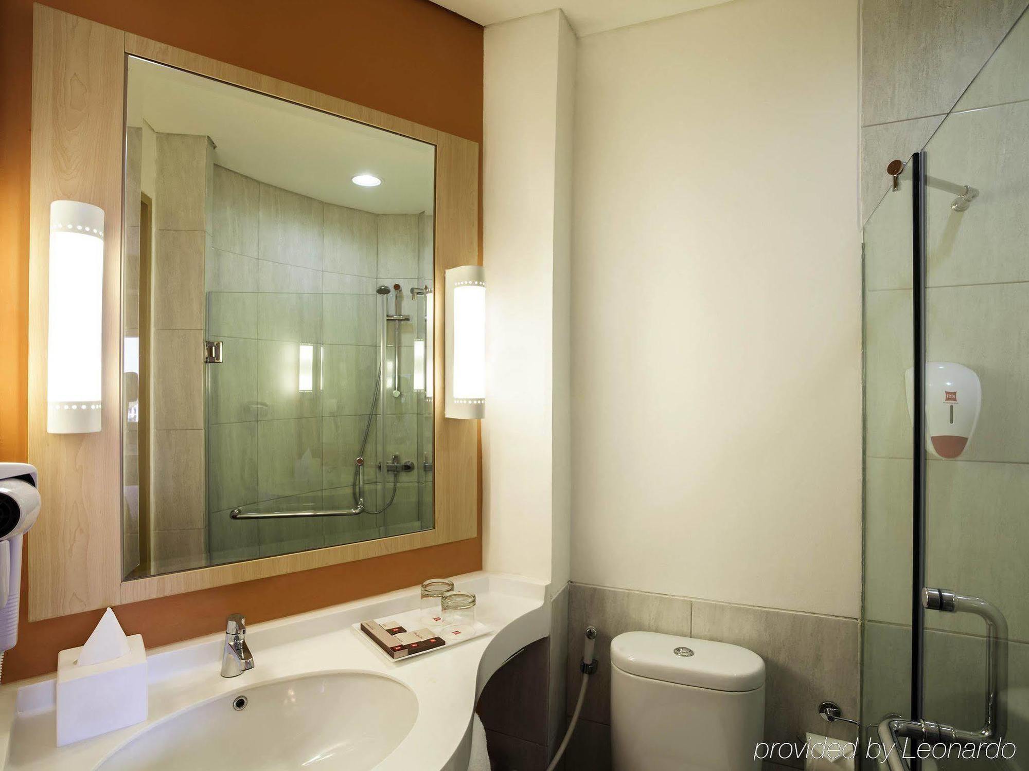 Ibis Jakarta Harmoni Exteriör bild