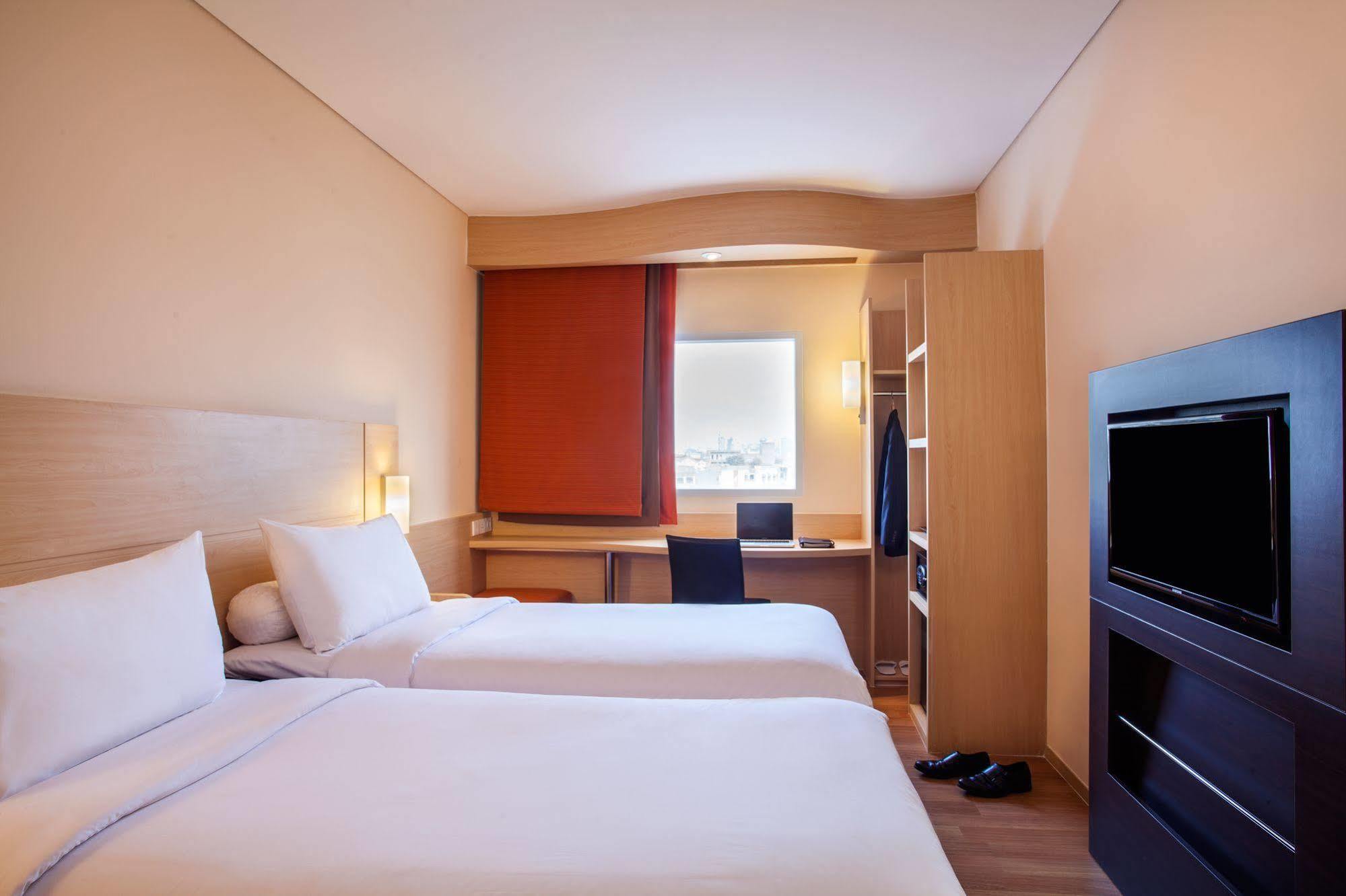 Ibis Jakarta Harmoni Exteriör bild