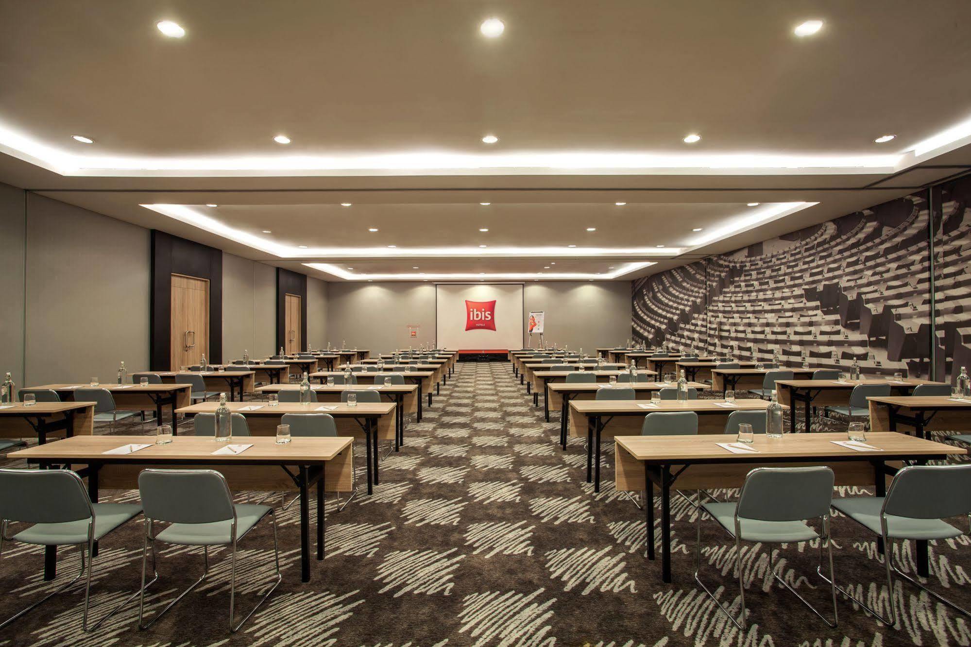 Ibis Jakarta Harmoni Exteriör bild