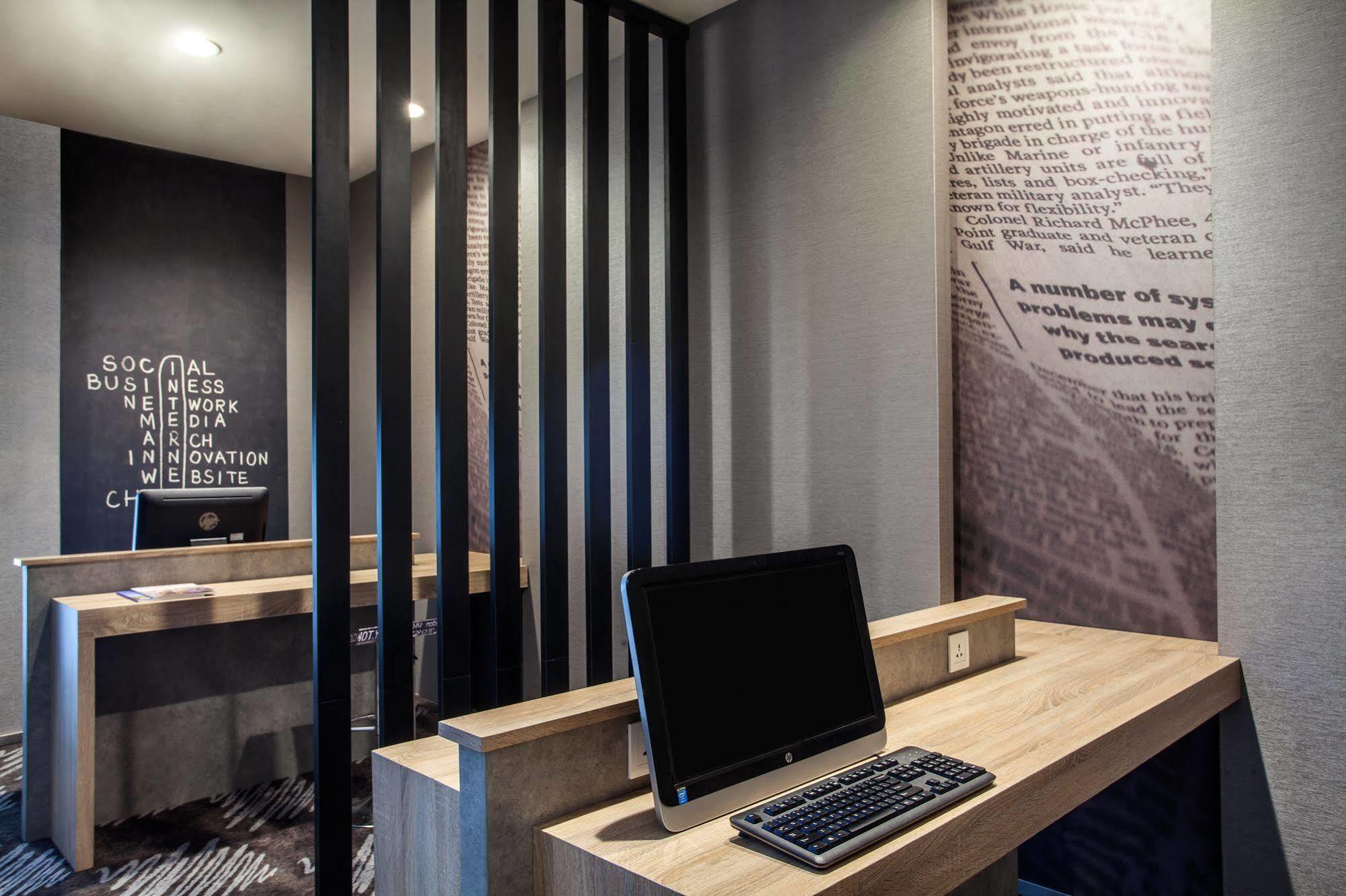 Ibis Jakarta Harmoni Exteriör bild